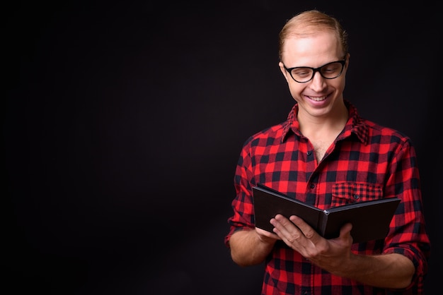 Photo homme aux cheveux blonds sur fond noir