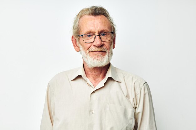 Homme aux cheveux gris senior sourire émotion geste de la main fond clair