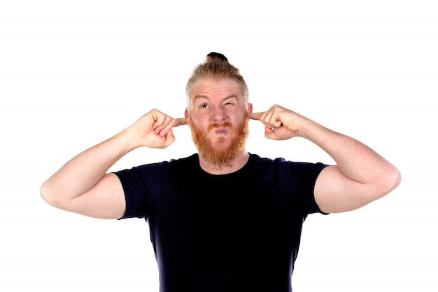 Homme aux cheveux rouges avec une longue barbe couvrant ses oreilles