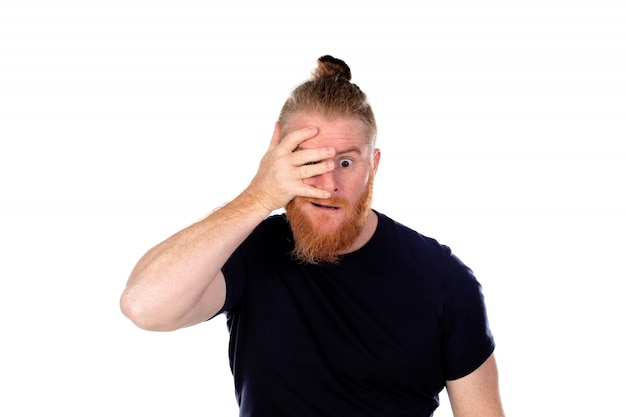 Homme aux cheveux rouges avec une longue barbe couvrant ses yeux