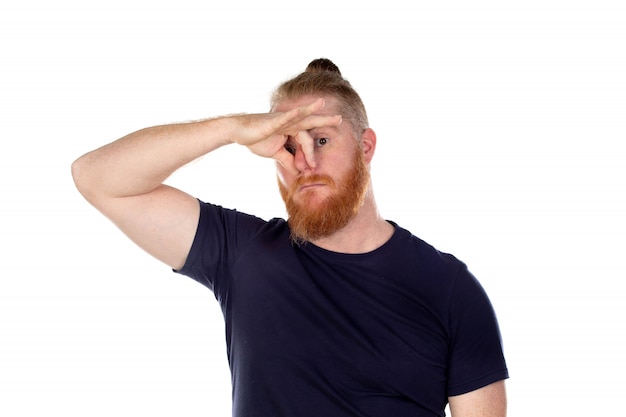 Homme aux cheveux rouges avec une longue barbe couvrant son nez