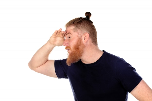 Homme aux cheveux rouges avec une longue barbe en regardant