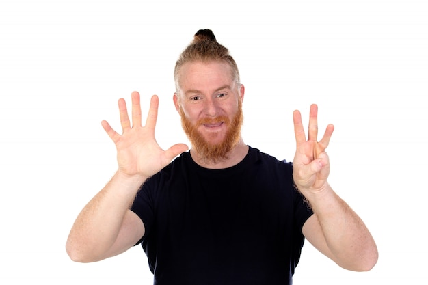 Homme aux cheveux rouges avec une longue barbe