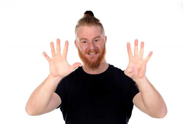 Homme aux cheveux rouges avec une longue barbe