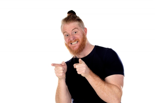 Homme aux cheveux rouges avec une longue barbe