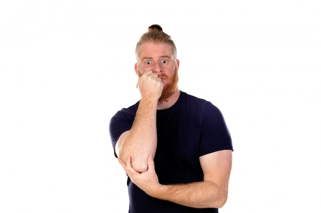 Homme aux cheveux rouges avec une longue barbe