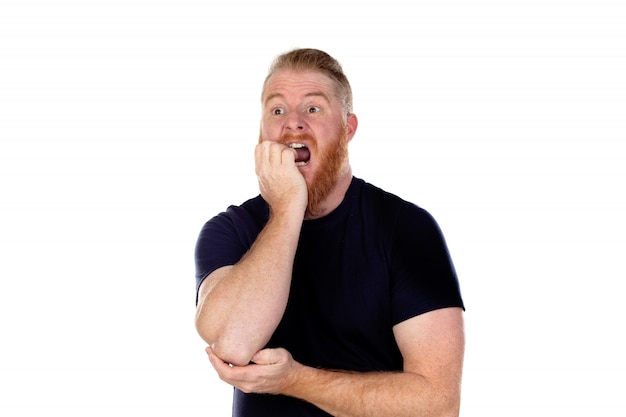 Homme aux cheveux rouges avec une longue barbe