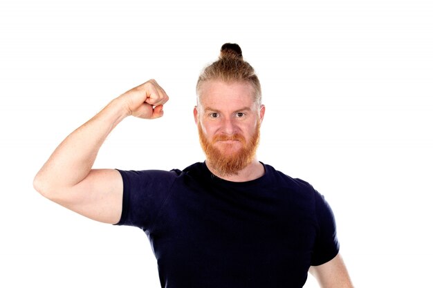 Homme aux cheveux rouges avec une longue barbe