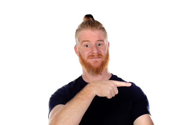 Homme aux cheveux rouges avec une longue barbe