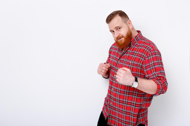 Homme aux cheveux roux et à la barbe en chemise à carreaux