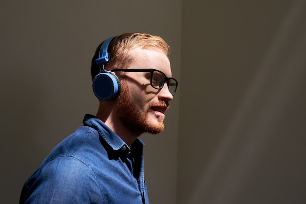 Homme aux cheveux roux dans les écouteurs