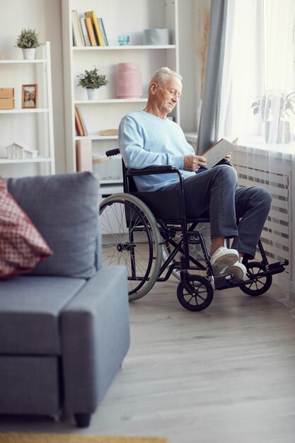 Homme aux jambes paralysées lisant un livre