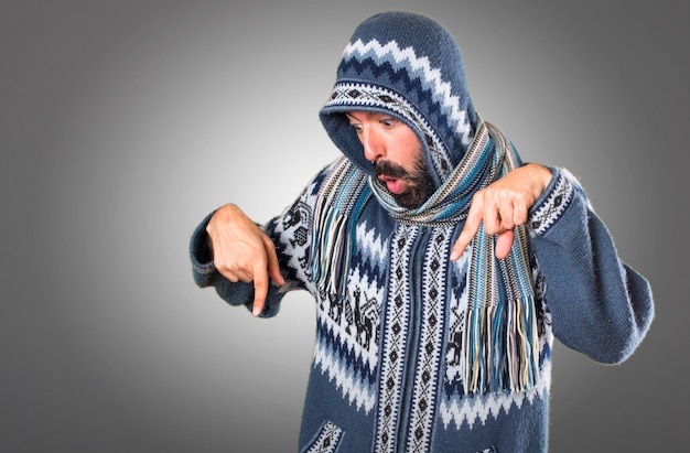 Homme aux vêtements d&#39;hiver orienté vers le bas sur fond gris