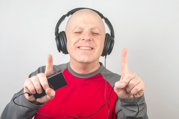 L'homme aux yeux fermés écoute de la musique avec des écouteurs