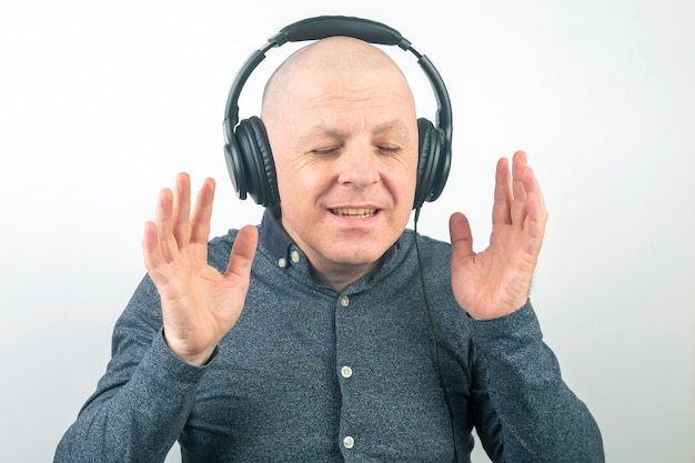 L'homme aux yeux fermés écoute de la musique avec des écouteurs