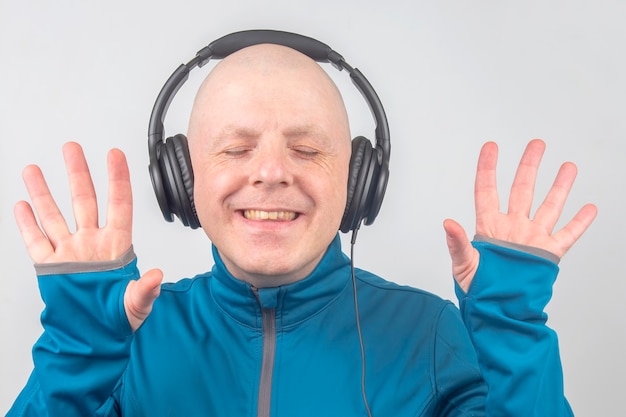 L'homme aux yeux fermés écoute de la musique avec des écouteurs