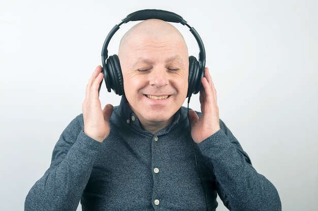 L'homme aux yeux fermés écoute de la musique avec des écouteurs