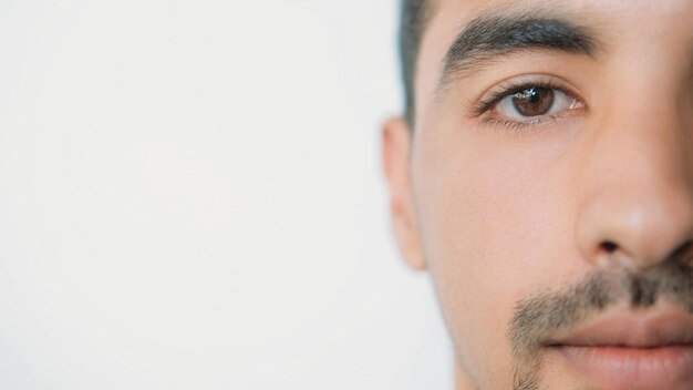 Photo un homme aux yeux marron regardant la caméra.