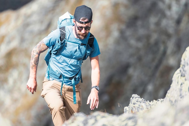 Homme aventureux lors d'une randonnée alpine