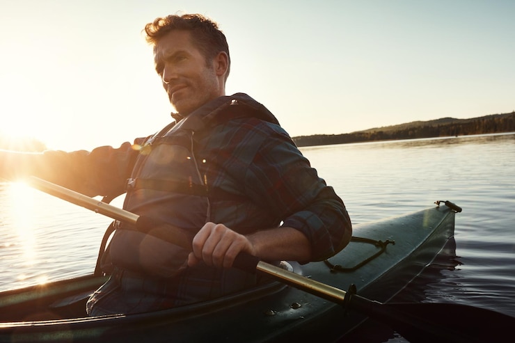 Photo homme d'aviron et en plein air avec rivière pour kayak ou sport nautique pensée et voyage sur le lac en vacances d'été personne de canoë et heureux en vacances dans la nature avec l'aventure du soleil et de la pagaie pour la tournée