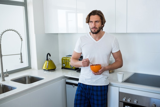 Homme, avoir, petit déjeuner, dans, cuisine