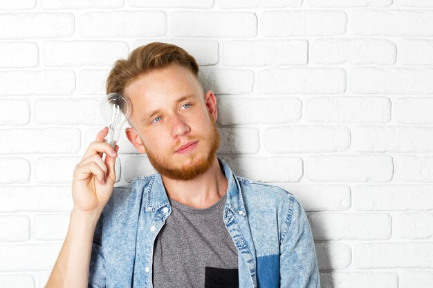 Homme ayant une bonne idée