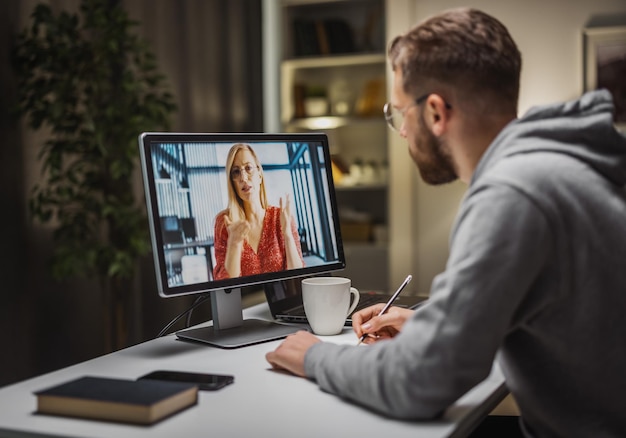 Homme ayant un chat vidéo d'affaires