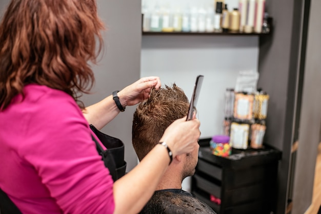 Homme ayant les cheveux coupés dans un salon de coiffure