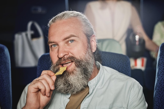 Homme ayant une collation au cinéma