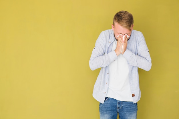 Homme ayant le froid et les éternuements