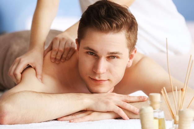 Homme ayant un massage dans un salon de spa