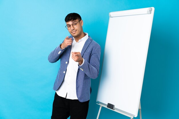 Homme ayant une présentation avec un tableau blanc