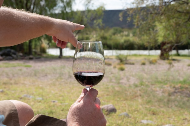 Homme ayant un verre de vin rouge