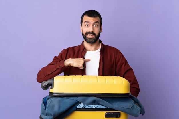 Homme avec bagages sur fond violet isolé