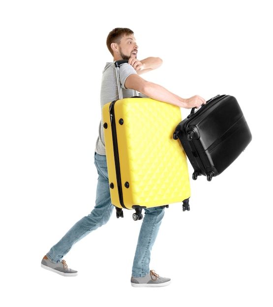 Homme avec bagages en surpoids isolé sur blanc