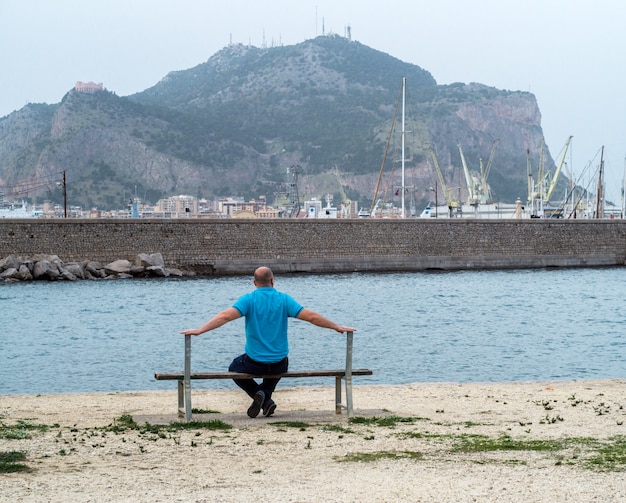 Homme sur banc