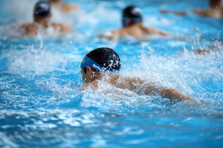 Photo un homme avec un bandeau bleu nage dans l'eau