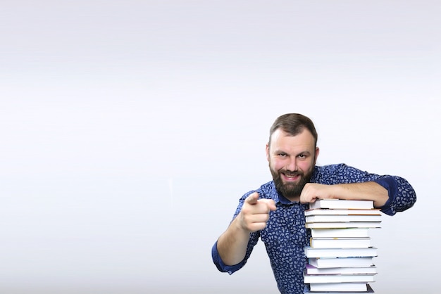 Homme barbe adulte étudiant avec pile de livre isolé sur fond gris