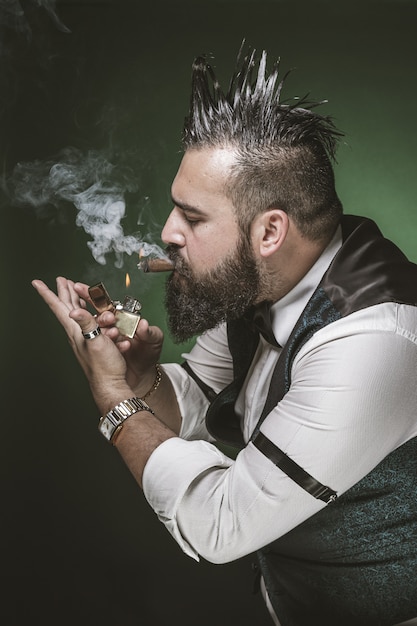 Homme à la barbe allumant un cigare.