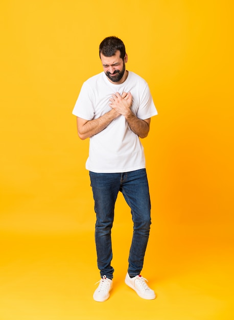 homme à la barbe ayant une douleur au coeur