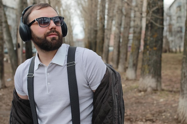 Homme avec barbe et casque dans le parc