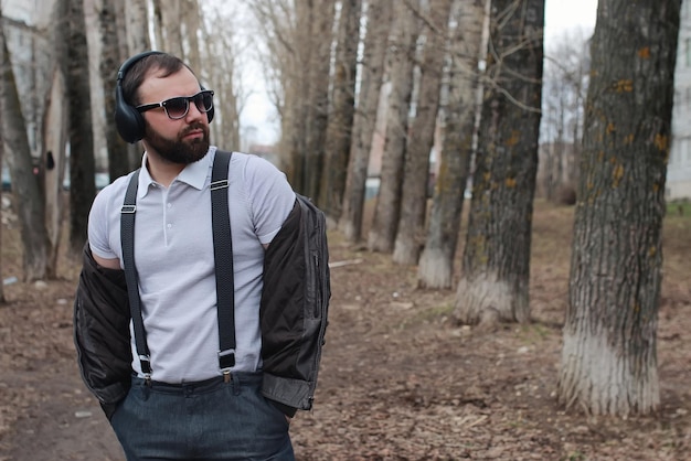 Homme avec barbe et casque dans le parc