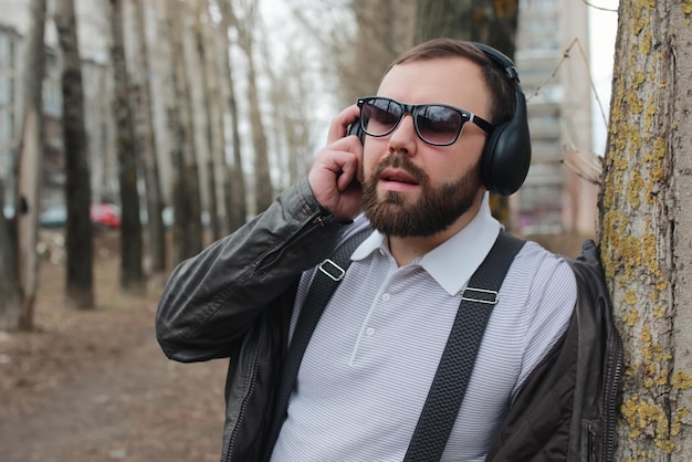 Homme avec barbe et casque dans le parc