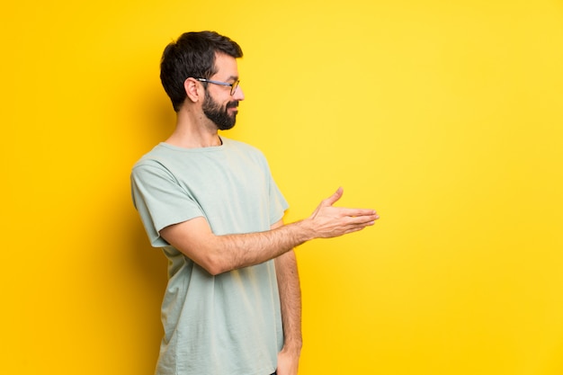 Homme à La Barbe Et à La Chemise Verte