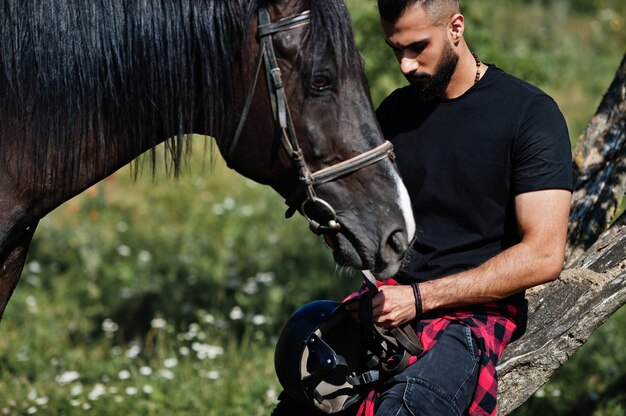 homme barbe à cheval