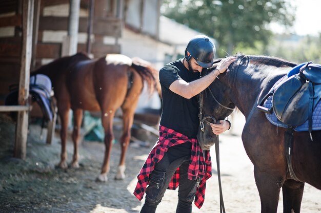 homme barbe à cheval