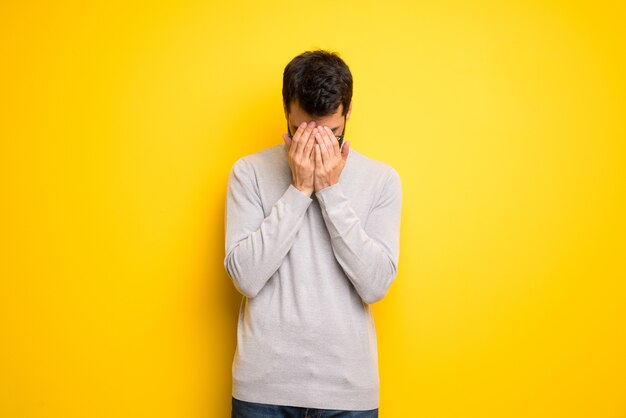 Homme à La Barbe Et Col Roulé Avec Expression Fatiguée Et Malade