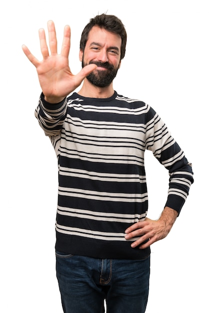 Homme à la barbe comptant cinq