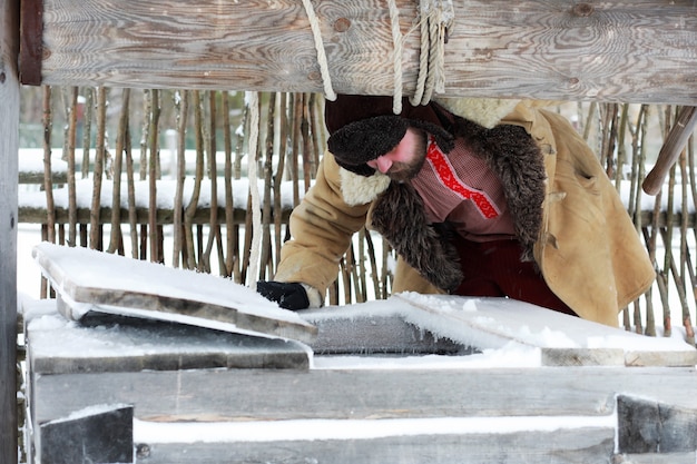 Homme de barbe en costume d'hiver traditionnel de l'âge médiéval paysan en russie