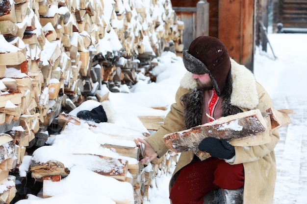 Homme de barbe en costume d'hiver traditionnel de l'âge médiéval paysan en russie